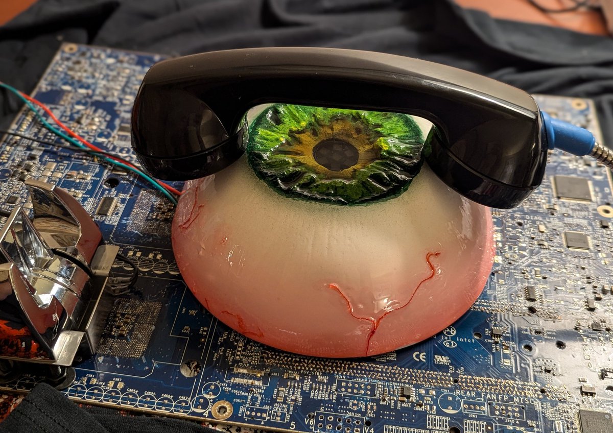 prjctmammoth's tweet photo. Next gen iPhone prototype.    #Badgey teaser at #defcon. https://t.co/BmhztPXOaB