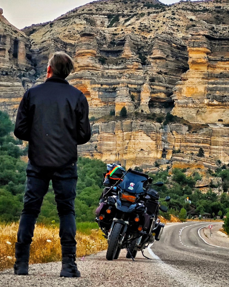 Bazen yolcu iz bırakır, bazen de #yol ... İz bırakan yollarınız bol olsun.