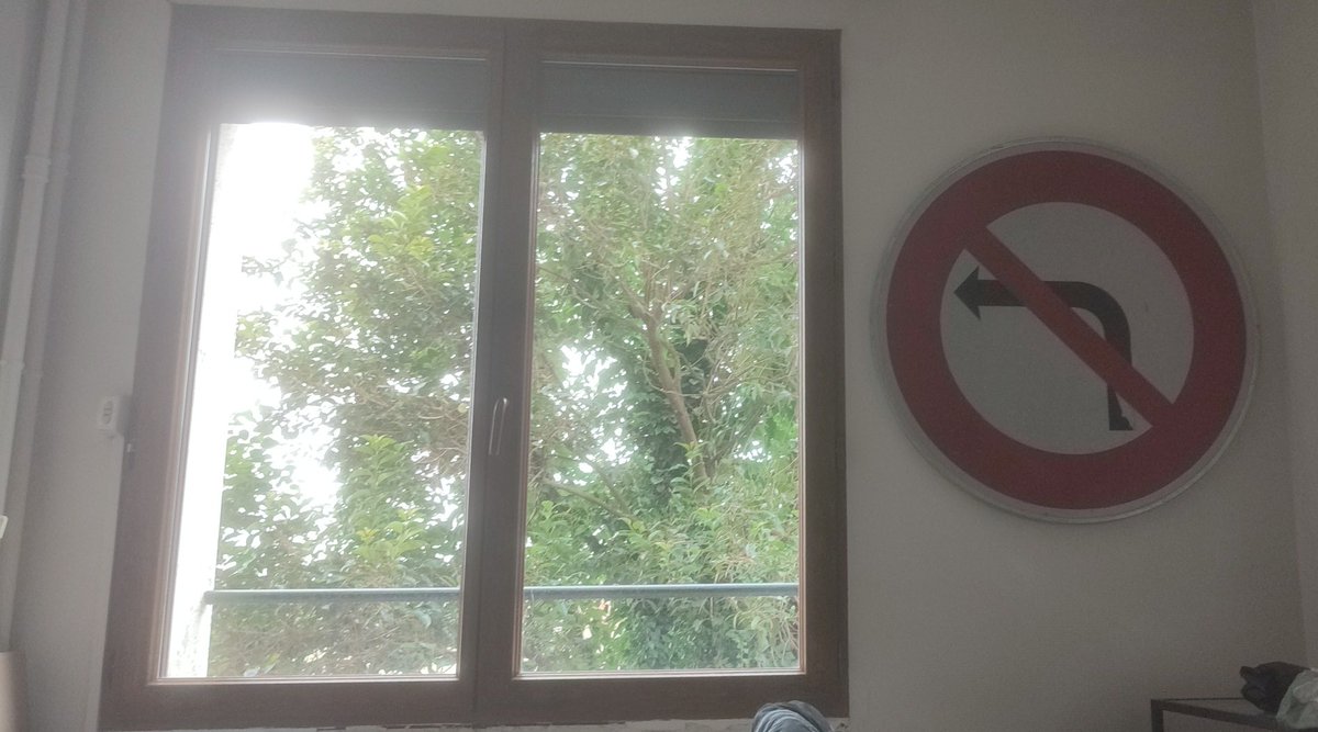 juliacrabe's tweet image. eh vzy hier y avait l'état des lieux de mon appart et j'ai oublié d'enlever mon panneau interdiction de se jeter par la fenêtre nan jsuis vrm une bouffone