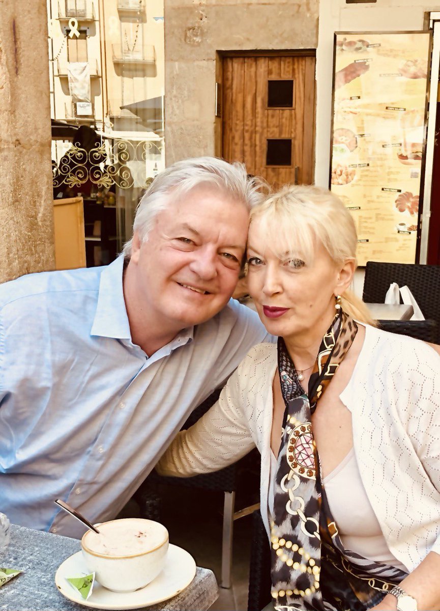 JurgenElsasser's tweet image. Entspannter Abend mit meiner Frau gestern vor dem großen Tag: HEUTE reichen unsere Anwälte das letzte Schriftstück im Eilverfahren gegen das #compactverbot ein. Dazu hatten sie gerade drei Tage Zeit. Den #Faeser-Anwälten hatte das Gericht zuvor zehn Tage Frist gegeben. Finde den