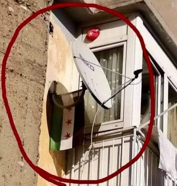 Uzaktan_Gelen__'s tweet photo. Kendi bayrağını balkona asarken, senin bayrağını baca deliğine sokuyorsa, yakın bir gelecekte seni nereye sokar düşün. https://t.co/c2TiVsbzPJ