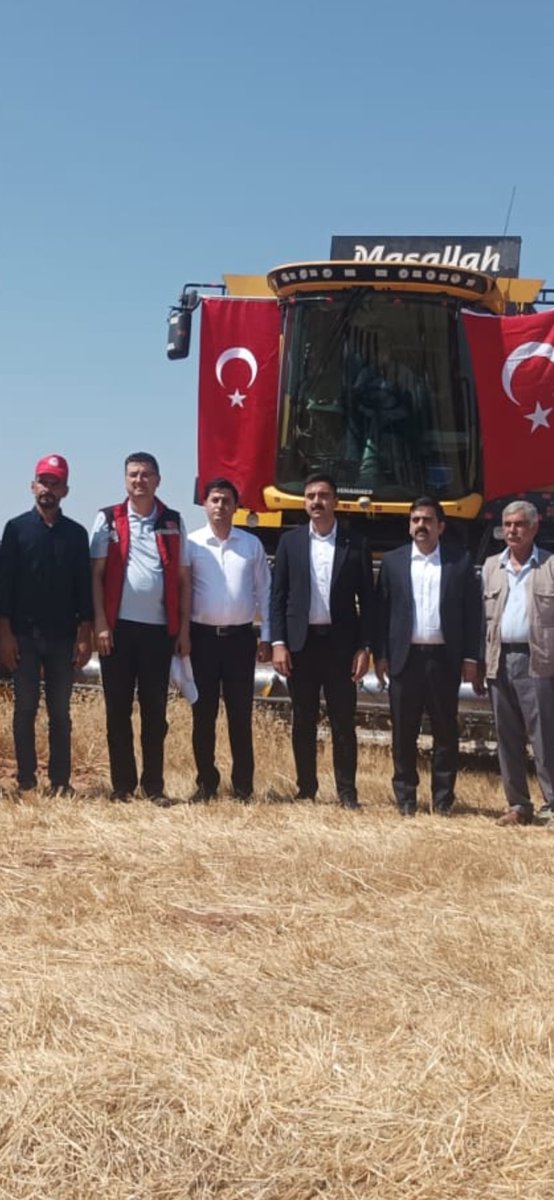 mehmetaksoy1972's tweet photo. Tarım ve Orman Bakanlığımızın TAGEM enstitülerince geliştirilen..

Şanlıurfa ve bölgemize  uyumlu olarak geliştirilen ASPİR için tarla hasat etkinliği düzenledik.

Halfeti ilçemizin ;
Hilalli Mahallesinde ,
Faruk Açar’a ait 50 dekar alanda yaptığımız hasat bereketli oldu.

ASPİR çeşidimiz SAFİR..

Ülkemize ve bölgemize bereketli olsun.

@ibrahimyumakli 
@tagemgovtr 
@Bugemtr 
@ahmtbgc 
@bekirgizligider 
@GumenAhmet 
@hasansildak 
@UrfaValiligi
