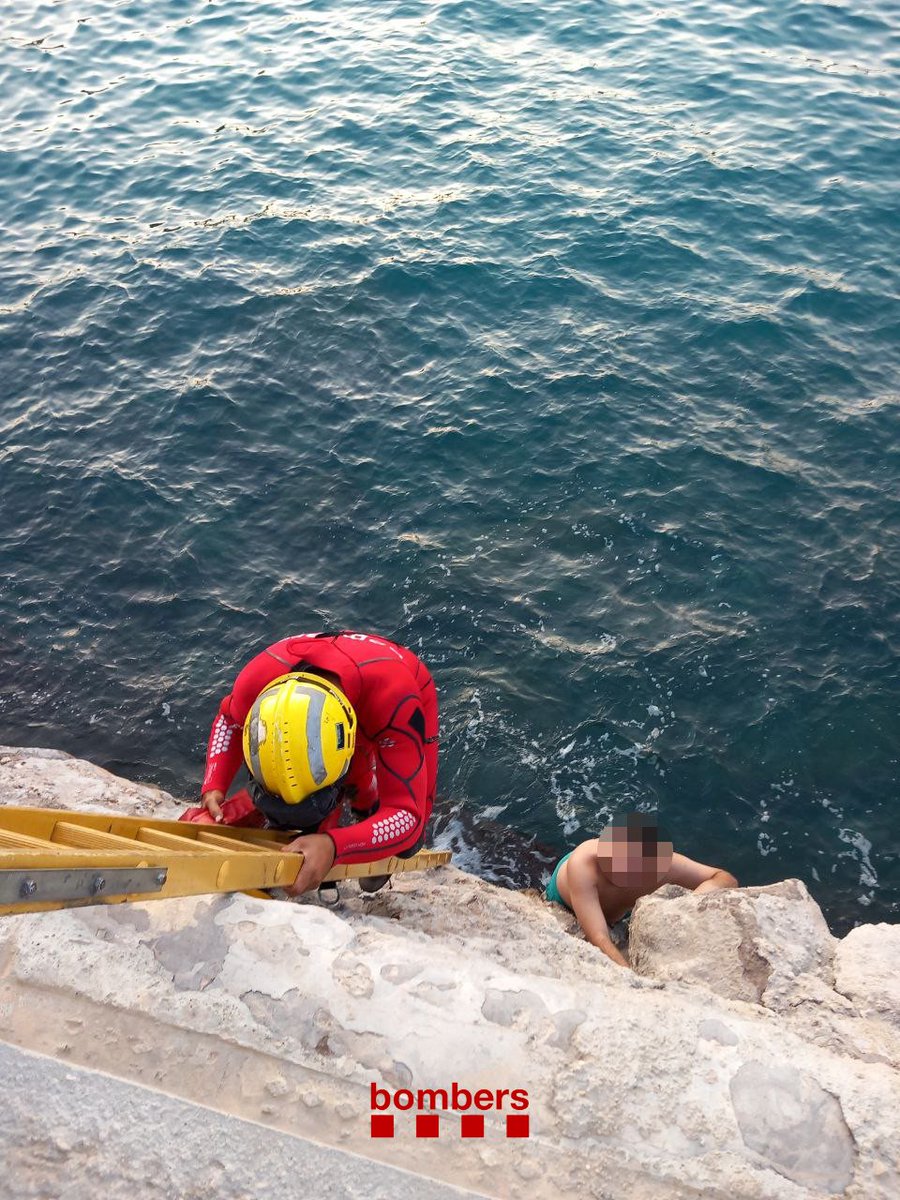Ahir a Sitges, a Vallcarca (avís 20.05h <a href="/112h/">Bull</a>) vam rescatar, d'una alçada de 4m, una persona que havia saltat des de l'espigó i havia pres mal. La vam valorar, assegurar i va poder sortir per si mateixa amb l'ajuda d'una escala. El <a href="/semgencat/">SEM. Generalitat</a> la va atendre. 

🚒2

#bomberscat