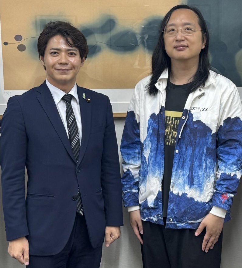 NorihiroUehata's tweet photo. 台湾デジタル大臣を務められたオードリータンさんが来日。冒頭光栄なことに私の台湾政策の取組に感謝の言葉を賜る。話題は民主主義を守ること、SNSユーザーの自治、フェイク情報への対抗、tiktok買収計画、AIと民主主義など。サイバー空間の日台連携は必須。最後はセルフィーで相互フォロー👍@audreyt https://t.co/vtf85SgZc5