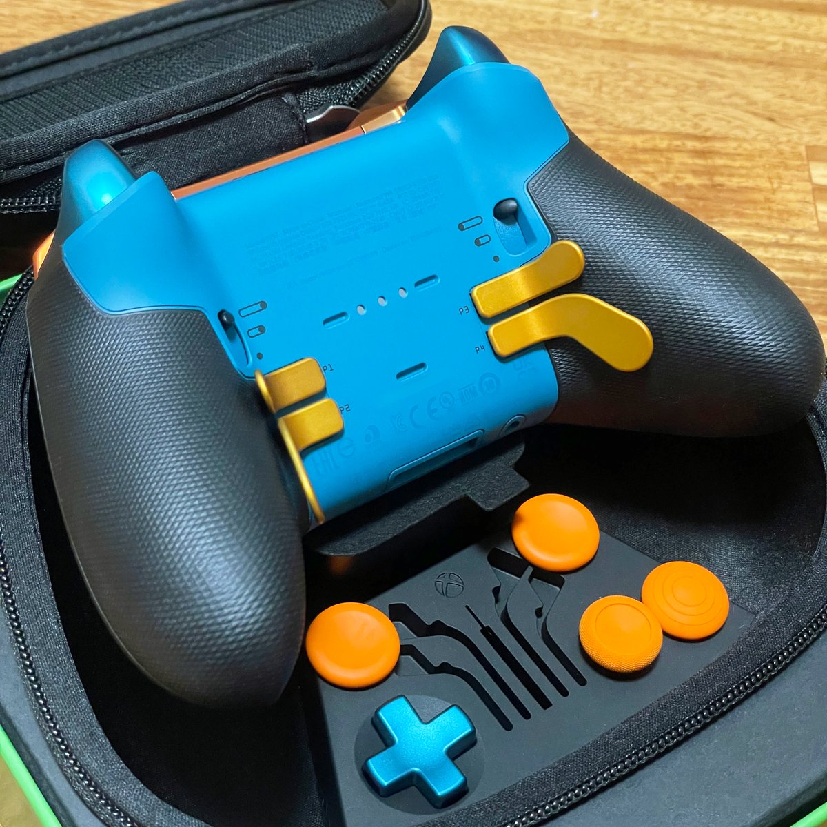 HocusPocus96315's tweet image. my new gear...
デザインが増えたノーマルWireless Controllerとどちらにするかだいぶ悩みましたが、ヘアトリガーロックを使いたい気持ちに抗えずこちらに。化粧箱が黒にホロでかっこいいねぇ。前の白い箱と並べて飾っとこ。
#Xbox
#XboxDesignLab