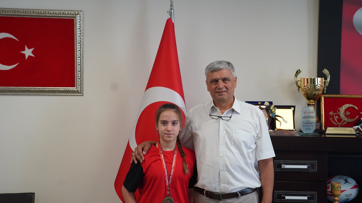 İl Müdürümüz Mahmut Danayiyen, güreş sporuna gönül veren ilimizin başarılı sporcularını ve antrenörleri Remzi Kurt’u ağırladı. Ziyarette sporcularımızı ve antrenörlerini tebrik eden İl Müdürümüz Mahmut Danayiyen başarılarının devamını diledi.