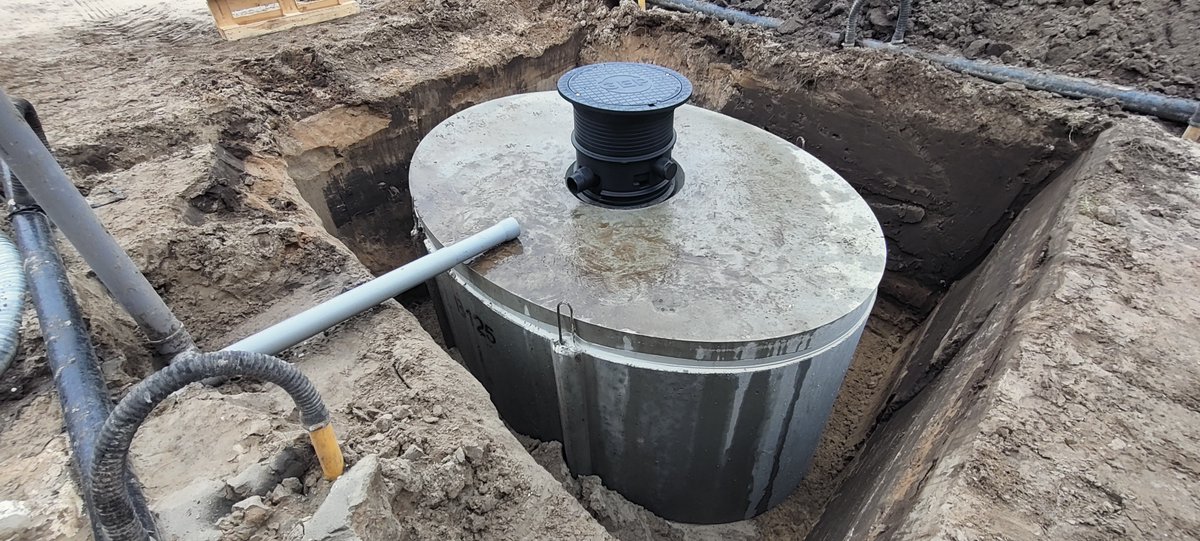 Een mooi staaltje vakmanschap 😍
Plaatsing van een 7.500 liter betonnen regenwaterput (Klasse B)
Voor meer informatie over onze betonnen regenwaterputten, kijk op onze website gepwater.com/regenwatertank… 

GEP #regenwater #rethinkingwater #regenwater #regenwatertank #hemelwater