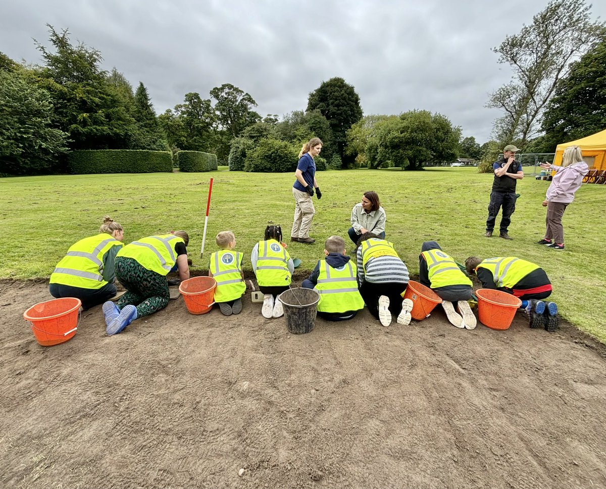 as_learn's tweet image. Great to have Young Carers at the @ArchScot Big Dig yesterday. 
Not only learning about archaeological excavation and Newbattle Abbey’s WW2 stories but also…

1/3 #ArchaeologicalLearning

#SPFoundation @EdinUniLocal @aocarchaeology @HistEnvScot @EL_Works