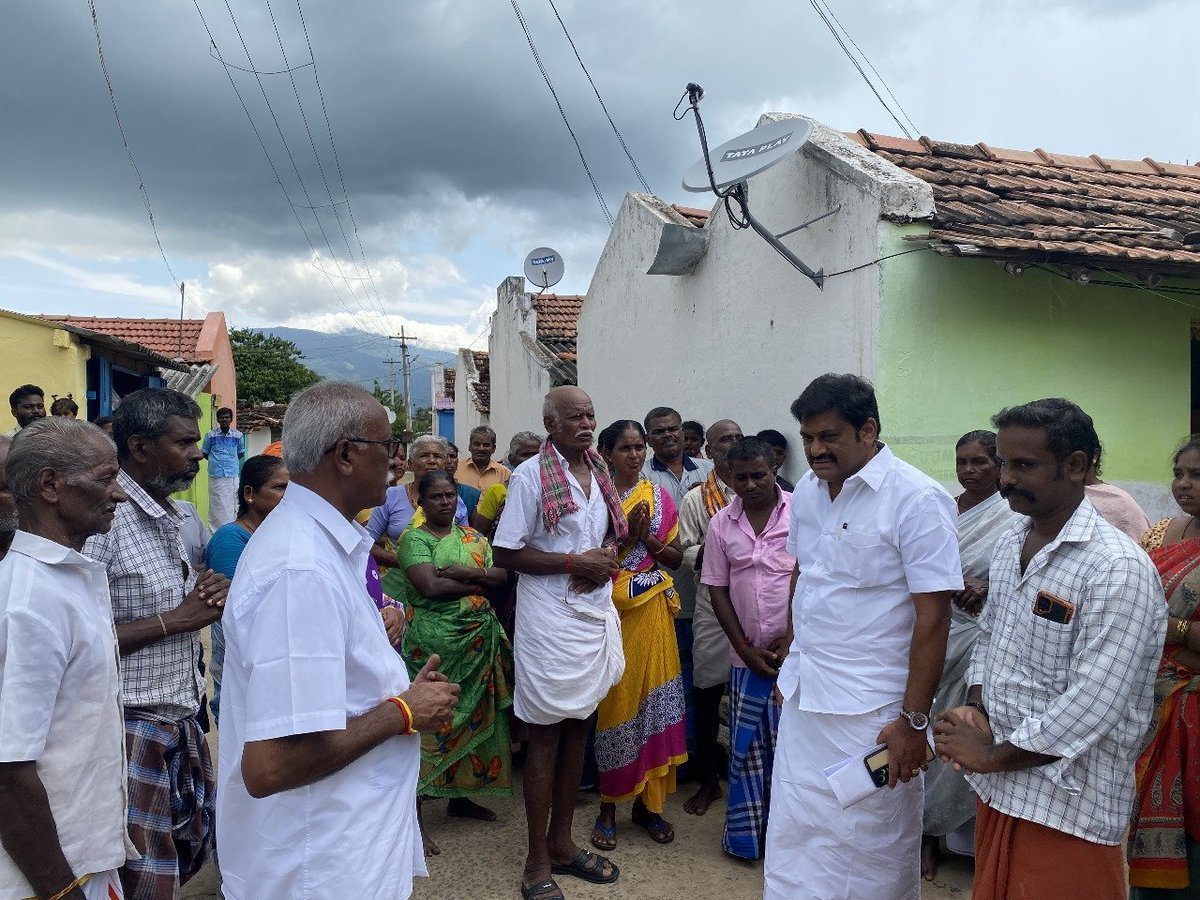 BJP4TamilNadu's tweet photo. தமிழகத்தில், கள்ளச்சாராயம் குடித்து இறந்தால் ரூ.10 லட்சம் வழங்குகிறது தமிழக அரசு, ஆனால், விவசாயிகள் யாரும் இறந்தால் கண்டு கொள்வதில்லை. 

சமீபத்தில் காட்டு யானை மிதித்து கோவை தொண்டாமுத்தூர் நரசிபுரம் விராலியூர் கிராமத்தில் ஐந்து பேர் படுகாயமடைந்தார்கள். அதில் பட்டியலினத்தை சேர்ந்த 25 வயது இளைஞர் கார்த்திக் என்பவர் உயிரிழந்தார். மேலும், திரு.ஹரிஷ் என்பவர்  படுகாயம் அடைந்து தனியார் மருத்துவமனையில் சிகிச்சை பெற்று வருகிறார்.

சமீபத்தில், பாதிக்கப்பட்ட இம்மக்களை சென்று பாஜக சார்பில் நமது விவசாய அணி மாநில தலைவர் திரு.@GKNagarajBJP உள்ளிட்ட மாநில மாவட்ட நிர்வாகிகள் சந்தித்தார்கள்.

மேலும், உலகிற்கே உணவளிக்கும் விவசாயிகளை காட்டுயானைகள் தாக்கி படுகாயம் அடைந்தபோது அவர்கள் மீது வனத்துறையினர் காட்டிய அக்கறை மற்றும் செயல்பாடு அதிர்ச்சி தரக்கூடியதாக இருக்கிறது.

நிகழ்விடத்திற்கு வந்த உயர் வன அதிகாரி காரை விட்டு கூட இறங்காமல் பாதிக்கப்பட்ட விவசாயியை கார் அருகே அழைத்து வரச்சொல்லி பார்வையிட்டதாக தெரிகிறது. இது மிகவும் கண்டனத்துக்குரியது.

இன்றுவரை காயமடைந்த  பல விவசாயப் பெருமக்களை வனத்துறை அதிகாரிகள் நேரில் சென்று கூட பார்க்கவில்லை. அதேபோல் யானையால் சேதமைடைந்த வாழைத்தோட்டங்களுக்கு உரிய நிவாரணமும் வழங்கப்படவில்லை.

இதுகுறித்து பேசிய பாதிக்கப்பட்ட விவசாயி திரு.சுந்தரசாமி "இதற்கு முன்பெல்லாம் வனவிலங்குகளை கையாளக்கூடிய அனுபவமிக்க அதிகாரிகளும், பணியாளர்களும் இருந்தார்கள். ஊருக்குள்ளும், விவசாய நிலங்களுக்கும் வரும் வனவிலங்குகளை இலகுவாக கையாண்டு வனத்திற்குள் திருப்பியனுப்புவதில் திறமை பெற்று கைதேர்ந்தவர்களாக இருந்தார்கள். ஆனால் தற்போது திமுக ஆட்சியில் அனுபவமற்றவர்களை நியமிப்பதோடு, ஆட்கள் பற்றாக்குறையும், திறனற்றவர்களாகவும்  இருக்கிறார்கள். 

கள்ளச்சாராயம் குடித்து இறப்பவர்களுக்கு ரூ.10  லட்சம் வழங்கும் தமிழக அரசு, இரவுபகல் பாராது உழைத்து பொதுமக்களுக்கு உணவு வழங்கும் விவசாயிகளான எங்களை கண்டு கொள்ளாமல் இருப்பது வேதனையளிக்கிறது" என்றார்

எனவே, தமிழக முதல்வர் @mkstalin கோவை  தொண்டாமுத்தூரில் பாதிக்கப்பட்ட விவசாயிகளுக்கு தனிக்கவனம் செலுத்தி உரிய இழப்பீடு வழங்க வேண்டுமென்று கேட்டுக்கொள்கிறோம்.

இந்நிகழ்வில் விவசாய அணி மாநில செயலாளர் திரு.விஜயக்குமார், மாவட்ட தலைவர் திரு.வசந்த சேனன், கவுன்சிலர் திரு.செந்தில் உள்ளிட்ட பல நிர்வாகிகள் மற்றும் விவசாயிகள் கலந்துகொண்டார்கள் ..!