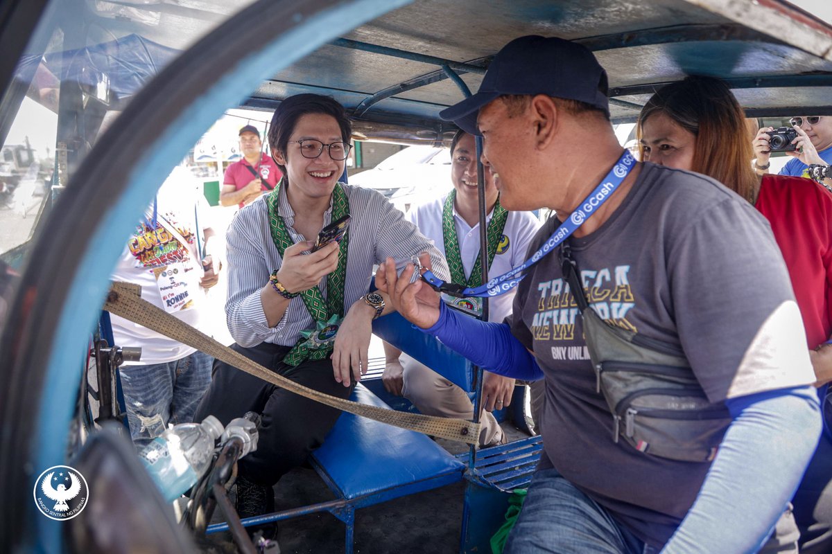 BangkoSentral's tweet image. IN PHOTOS: Carigara, Leyte Mayor Eduardo T. Ong, Jr. and Bangko Sentral ng Pilipinas (BSP) Tacloban Branch Area Director Victorio-III M. Tingcang led the town’s launching of Paleng-QR Ph Plus at the Carigara Municipal Public Market on 31 July 2024.

#PayWithQRPh #LetsGetDigitALL