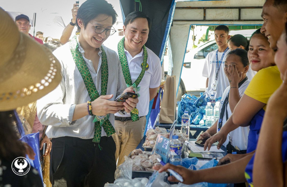 BangkoSentral's tweet image. IN PHOTOS: Carigara, Leyte Mayor Eduardo T. Ong, Jr. and Bangko Sentral ng Pilipinas (BSP) Tacloban Branch Area Director Victorio-III M. Tingcang led the town’s launching of Paleng-QR Ph Plus at the Carigara Municipal Public Market on 31 July 2024.

#PayWithQRPh #LetsGetDigitALL