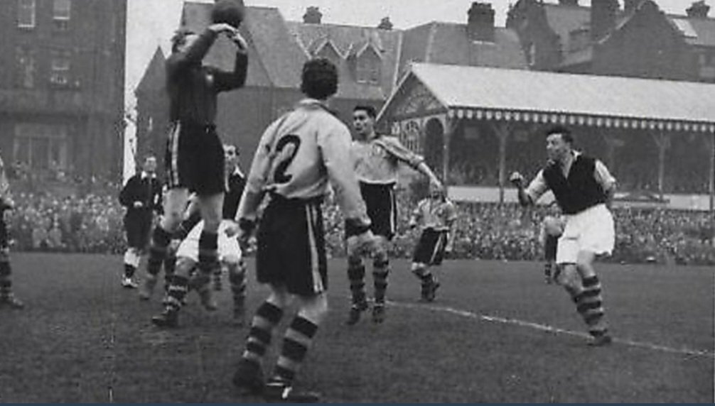 fussballgeekz's tweet photo. 21/11/1953: 8,000 fans pack The Wellesley to watch Great Yarmouth Town beat #CrystalPalace 1-0 in the #FACup, 1st Rnd. #TheBloaters remain the only Eastern Counties club to beat a professional league side in the history of the competition.

@TheBloaters @CPFC #GYTFC #CPFC https://t.co/A2BCTd03EF
