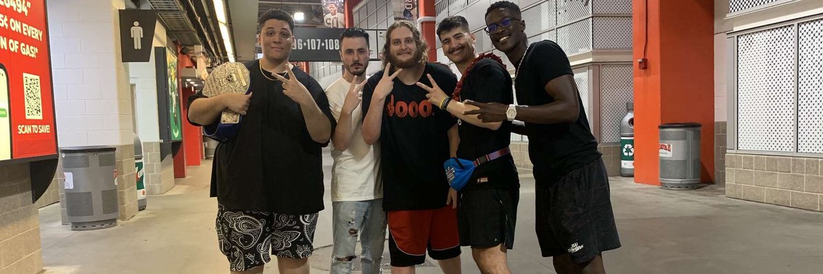It was so amazing to meet these.I can't believe I just ran into them after everyone left. SummerSlam 24 is one for the books!!