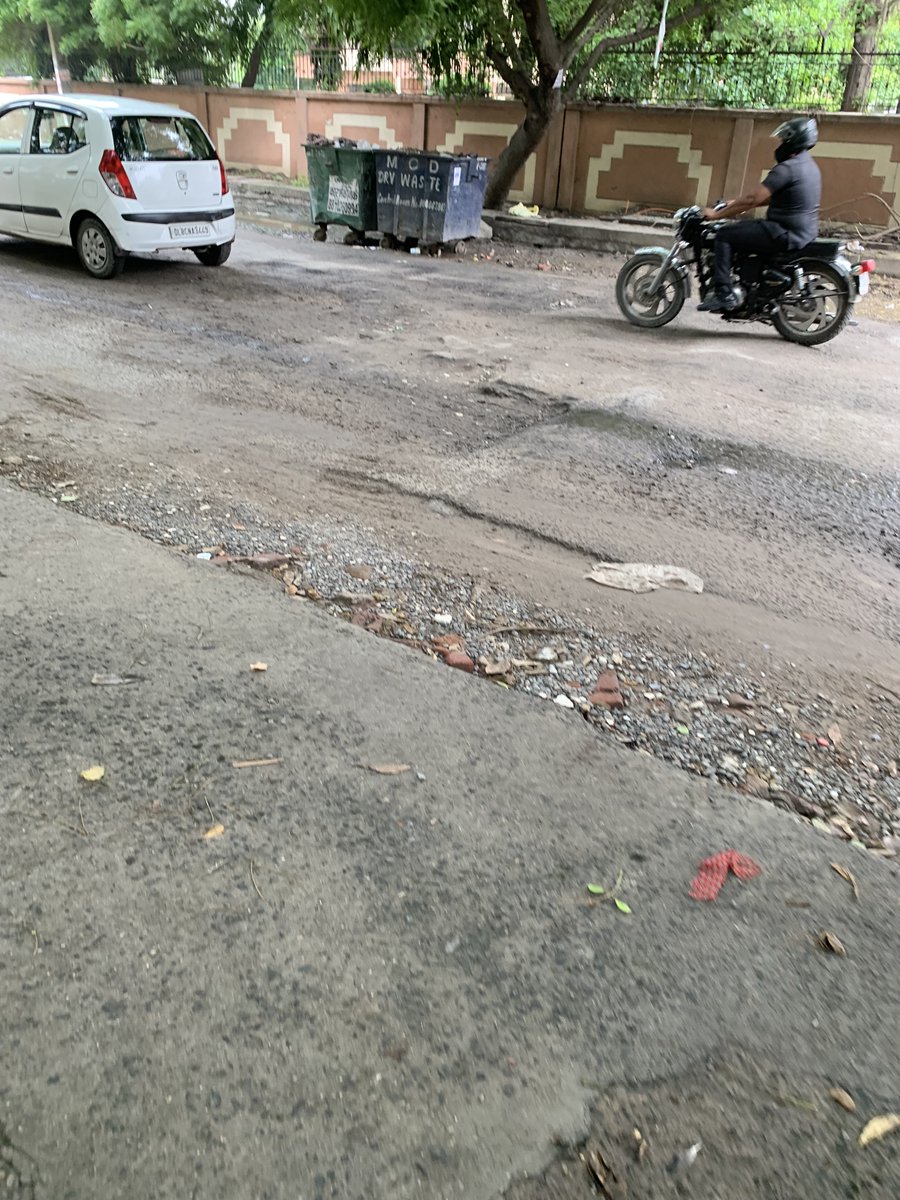 shrava's tweet photo. @LtGovDelhi @official_dda @MCD_Delhi and why is @kjsehrawat not doing anything? When @BJP4India  wants a vote, they promise 10,000 things but do nothing. Dwarka is also a part of Delhi, why is it being deserted and not being maintained like other parts of Delhi? https://t.co/YrRCh5xZDP