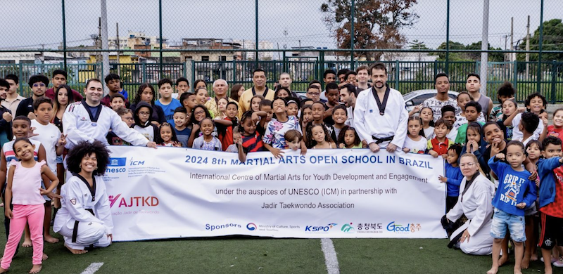 BeyondSport's tweet photo. Last month, @AJTKD &amp; @UNESCO ICM launched the Martial Arts Open School project, which aims to empower 200 underprivileged youth in Rio through taekwondo training! 🥋 💪🏽

📰: https://t.co/OhphYxkNiC https://t.co/MVKcgTwrhV