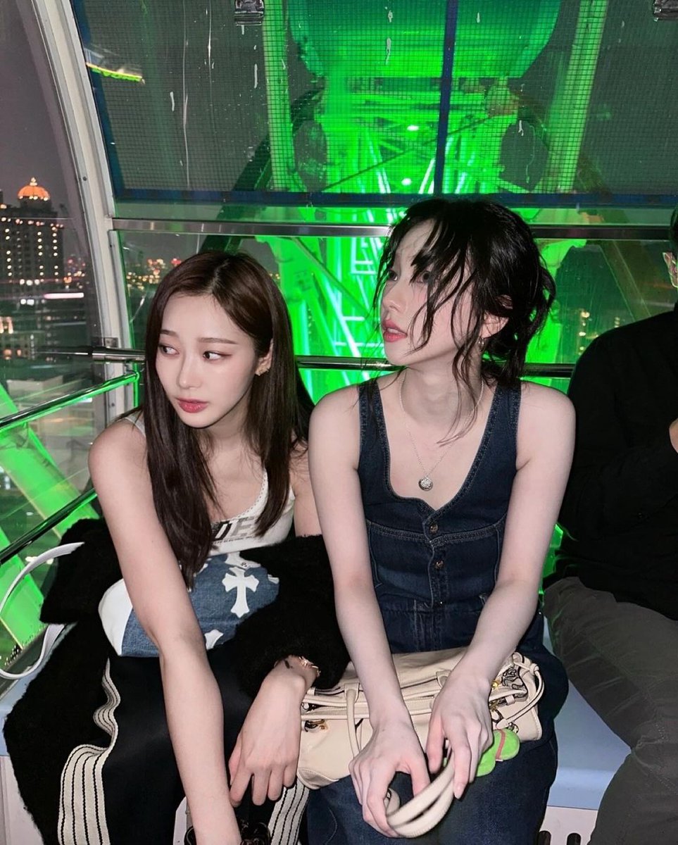 rouonfire's tweet photo. 💙: Chagiya this is scarier than I thought
🖤: You're the one who bring us here 😅 https://t.co/LABysZFLLH