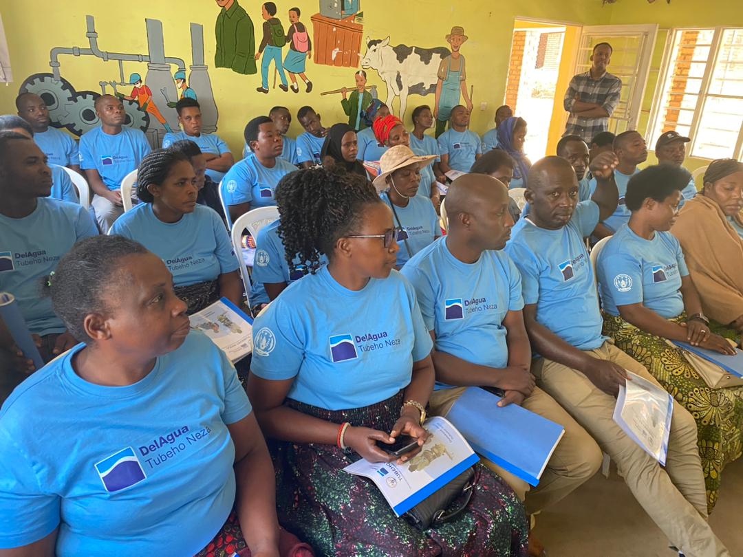 DelAguaStoves's tweet photo. This week, we are in @NyagatareDistr conducting trainings for Community Health Workers who will be visiting beneficiary households to monitor stove usage and cooking habits as part of our #TubehoNeza programme. 
Over the years, we have worked with 7,000 CHWs across the country. https://t.co/hkstvCv68P