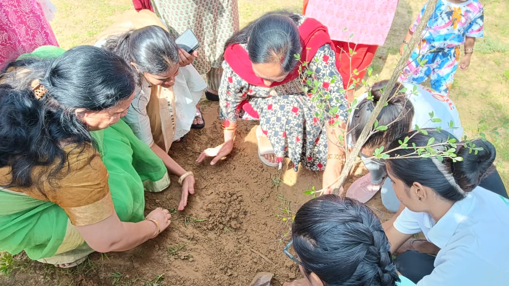 skirti901's tweet photo. NSS Units Organised a tree plantation drive under the campaign ‘Ek Paudha Maa Ke Naam' @HariyaloRajasthanprogram. All the faculty members and students of the college planted about 200 saplings in the college campus .@bhawani_pg https://t.co/q7ckYONVYY