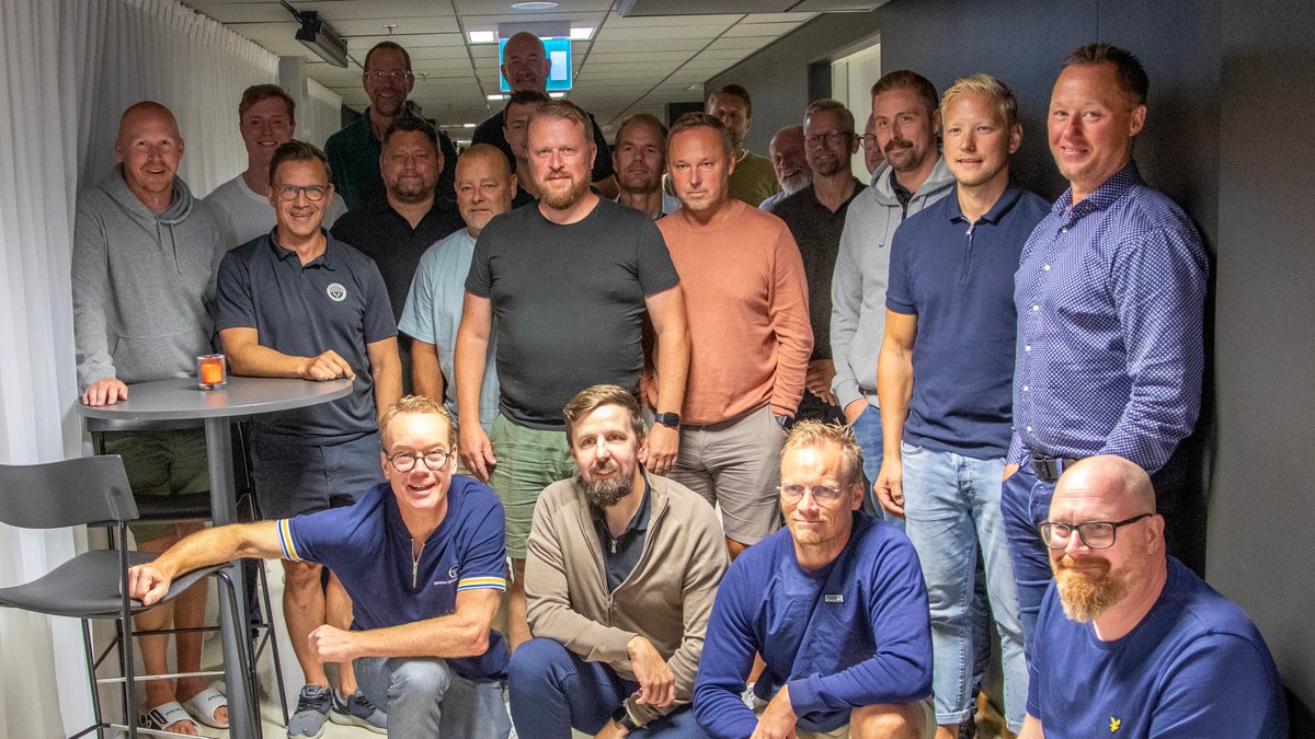 20 elittränare i Svenska Hockeyligan, SHL, samlades på Vida Arena i Växjö för en unik utbildning i ledarskap som ges av Linnéuniversitetet. Visionen för svensk hockey är att bli bäst i världen och SHL ser utbildningen som en bidragande faktor i den riktningen. #lnuresearch #SHL