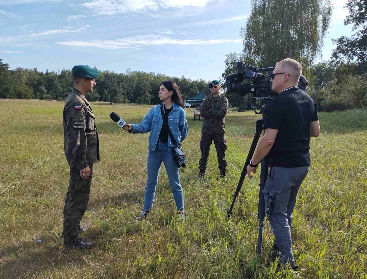 WCR_Poznan's tweet photo. #MediaDAY na poligonie w Biedrusku rozpoczęty. Pod czujnym okiem reporterów TVP3, TVN24, Radio Poznań żołnierze #DobrowolnaZSW #CSWL zdają egzamin kończący 2 turnus #wakacjeZwojskiem. Trzymamy kciuki za powodzenie egzaminu. https://t.co/3RMwsGqkql