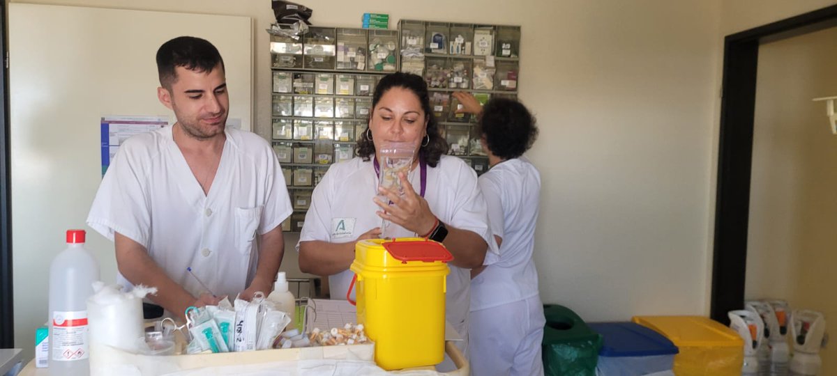 SATSE_Andalucia's tweet photo. 🌞🧑‍⚕️👩‍⚕️ Durante el verano, nuestros enfermeros, enfermeros especialistas y fisioterapeutas siguen al pie del cañón. Pese a las condiciones adversas, su compromiso y dedicación son inquebrantables. #CompromisoContinuo #SanidadPúblicaAndaluza #AbiertoPorVacaciones https://t.co/KANuTaxopk