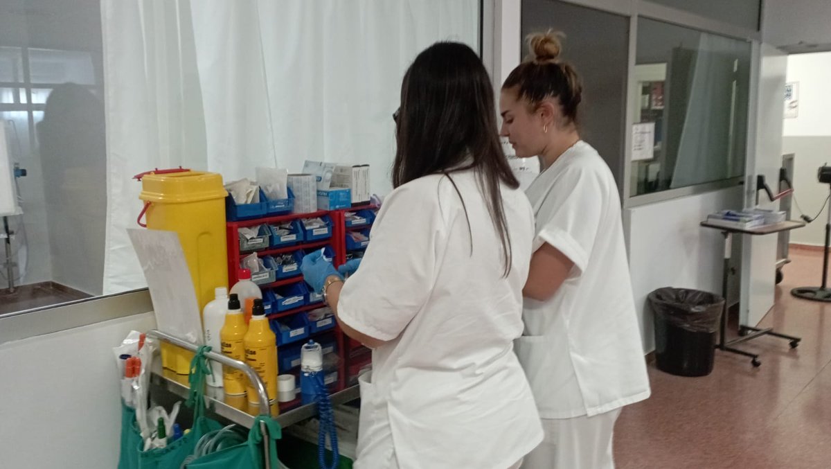 SATSE_Andalucia's tweet photo. 🌞🧑‍⚕️👩‍⚕️ Durante el verano, nuestros enfermeros, enfermeros especialistas y fisioterapeutas siguen al pie del cañón. Pese a las condiciones adversas, su compromiso y dedicación son inquebrantables. #CompromisoContinuo #SanidadPúblicaAndaluza #AbiertoPorVacaciones https://t.co/KANuTaxopk