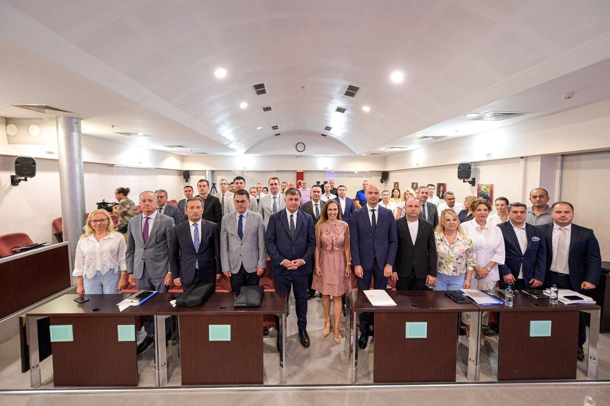 drcemiltugay's tweet photo. Kenti ortak akılla yöneterek sorunları yerinde analiz etme hedefiyle İzmir’imizin 30 ilçesinde başlattığımız koordinasyon toplantılarına Karşıyaka'mızla devam ettik.

Karşıyaka Belediye Başkanımız Sayın Yıldız Ünsal’ın ev sahipliğinde gerçekleşen toplantımızda ilçemizin projeleri üzerine fikir alışverişi yaptık. 

5 yıl belediye başkanlığı yaptığım Karşıyaka'mıza hizmetlerimiz artarak devam edecek.