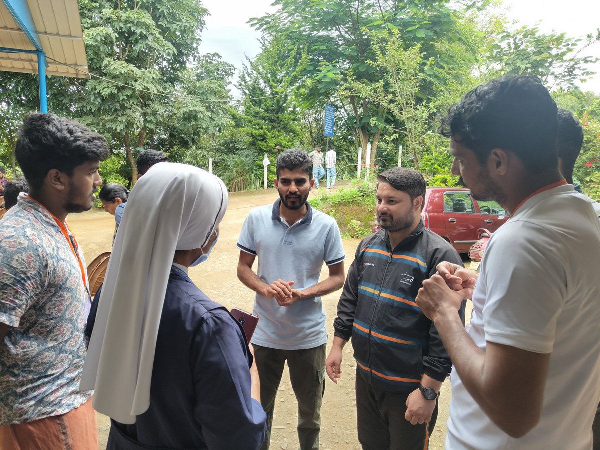 KeralaABVP's tweet image. SFS Students for Seva അഖില ഭാരതീയ പ്രമുഖ്‌ ഭവാനി ശങ്കർ ശർമ വയനാട്ടിലെ മേപ്പാടിയിൽ പ്രവർത്തിക്കുന്ന ദുരിതാശ്വാസ ക്യാമ്പുകൾ സന്ദർശിക്കുകയും ദുരിത ബാധിതരായ ആളുകളോടും ക്യാമ്പ് കോർഡിനേറ്റർമാരോടും വിവരങ്ങൾ ചോദിച്ചറിയുകയും ചെയ്തു.
#ABVPKerala #abvpforwayanad #StudentsForSeva