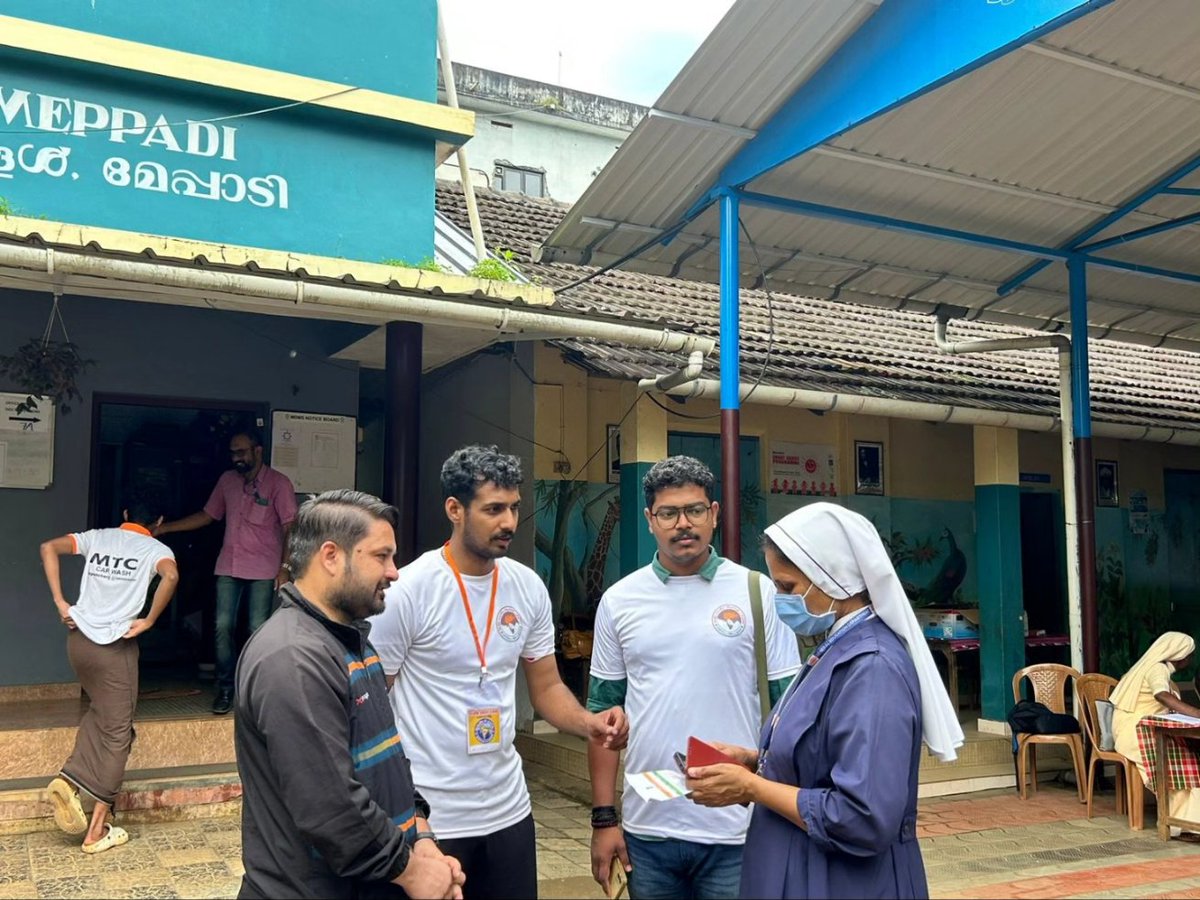 KeralaABVP's tweet image. SFS Students for Seva അഖില ഭാരതീയ പ്രമുഖ്‌ ഭവാനി ശങ്കർ ശർമ വയനാട്ടിലെ മേപ്പാടിയിൽ പ്രവർത്തിക്കുന്ന ദുരിതാശ്വാസ ക്യാമ്പുകൾ സന്ദർശിക്കുകയും ദുരിത ബാധിതരായ ആളുകളോടും ക്യാമ്പ് കോർഡിനേറ്റർമാരോടും വിവരങ്ങൾ ചോദിച്ചറിയുകയും ചെയ്തു.
#ABVPKerala #abvpforwayanad #StudentsForSeva