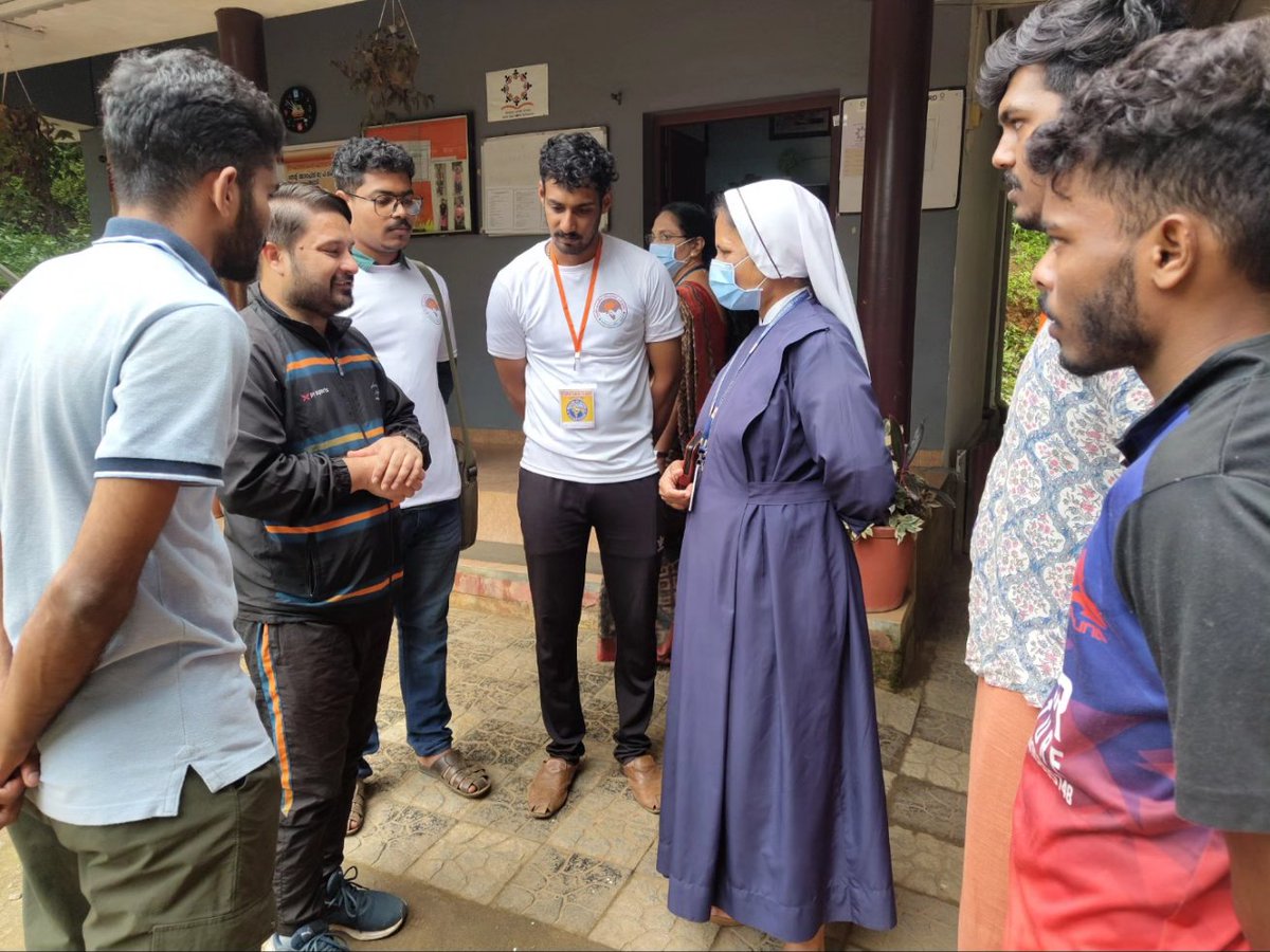 KeralaABVP's tweet image. SFS Students for Seva അഖില ഭാരതീയ പ്രമുഖ്‌ ഭവാനി ശങ്കർ ശർമ വയനാട്ടിലെ മേപ്പാടിയിൽ പ്രവർത്തിക്കുന്ന ദുരിതാശ്വാസ ക്യാമ്പുകൾ സന്ദർശിക്കുകയും ദുരിത ബാധിതരായ ആളുകളോടും ക്യാമ്പ് കോർഡിനേറ്റർമാരോടും വിവരങ്ങൾ ചോദിച്ചറിയുകയും ചെയ്തു.
#ABVPKerala #abvpforwayanad #StudentsForSeva