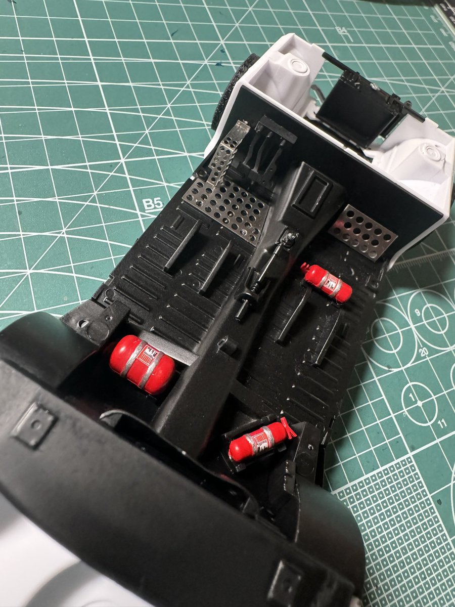 kiyobinbo_1971's tweet photo. セリカTA64
インパネデカール貼り
コクピット組み立て(🧯取付)、シャシーに取り付け
ボディカラーもう一回スプレー
ディテールアップパーツあるけど、余り使わない方向ですね😅
プラッツのデカールは台紙からの剥がれも速く、貼りやすいですね👍
#プラッツ
#nunu
#トヨタ
#セリカ
#TA64 https://t.co/DMN9HEJZjH
