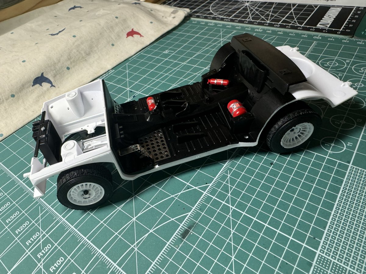 kiyobinbo_1971's tweet photo. セリカTA64
インパネデカール貼り
コクピット組み立て(🧯取付)、シャシーに取り付け
ボディカラーもう一回スプレー
ディテールアップパーツあるけど、余り使わない方向ですね😅
プラッツのデカールは台紙からの剥がれも速く、貼りやすいですね👍
#プラッツ
#nunu
#トヨタ
#セリカ
#TA64 https://t.co/DMN9HEJZjH