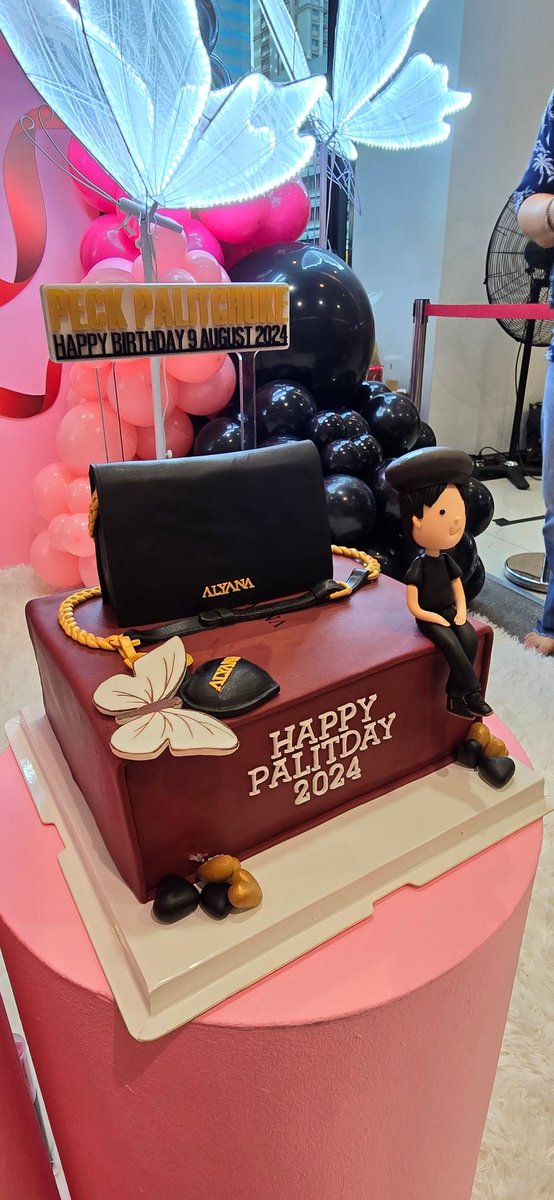 JuneNattapat's tweet photo. ทอง เงิน และ เค้ก @peckpalit 
เพื่อเฮียค่ะ 
HBD PECK PALITCHOKE
#HAPPYPALITDAY2024
#เป๊กผลิตโชค 
#PeckPaLitChoke https://t.co/OYgHG3KsYl