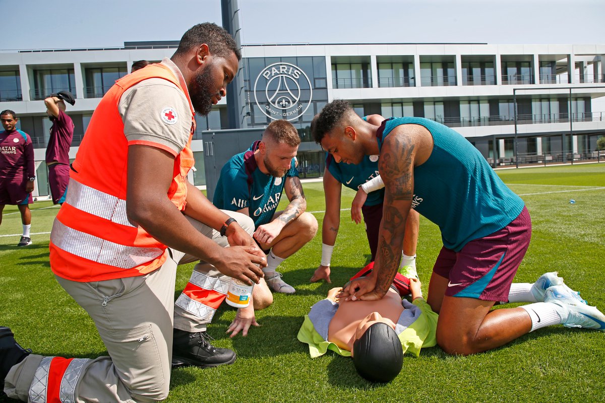 PSG_English's tweet image. 🦸🏻‍♂️🦸‍♀️ Not all heroes wear capes! PSG players learned to save a life as part of the #GetTrainedSaveLives campaign.  

🤝 The initiative is a joint collaboration with @ERC_resus, supported by @ECAEurope.  

🔗 Get trained too at: get-trained.com