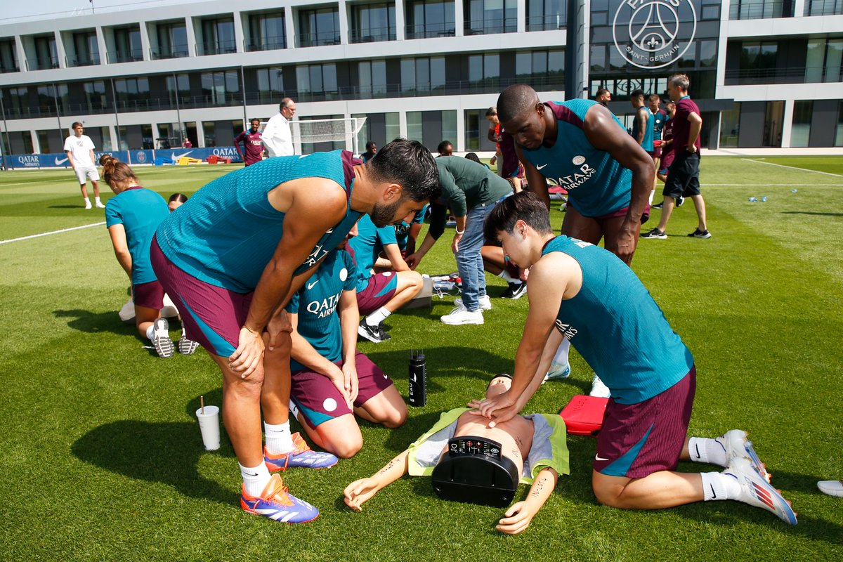 PSG_English's tweet image. 🦸🏻‍♂️🦸‍♀️ Not all heroes wear capes! PSG players learned to save a life as part of the #GetTrainedSaveLives campaign.  

🤝 The initiative is a joint collaboration with @ERC_resus, supported by @ECAEurope.  

🔗 Get trained too at: get-trained.com
