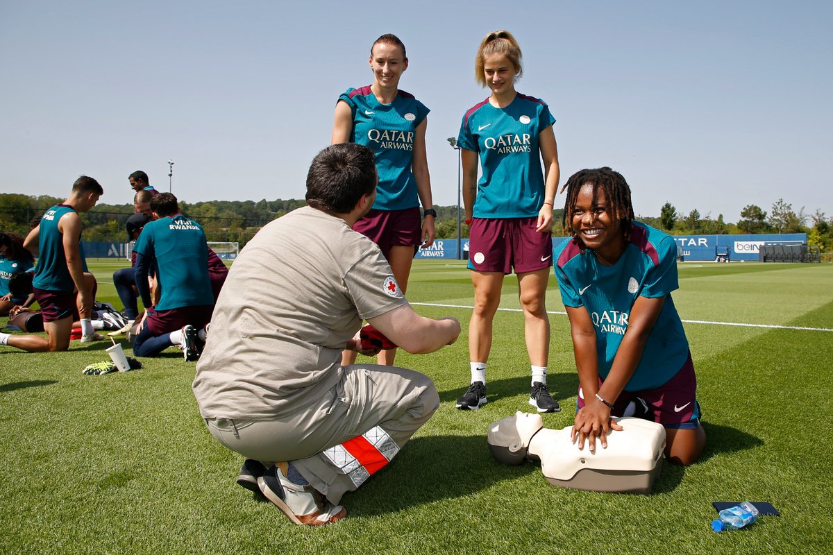 PSG_English's tweet image. 🦸🏻‍♂️🦸‍♀️ Not all heroes wear capes! PSG players learned to save a life as part of the #GetTrainedSaveLives campaign.  

🤝 The initiative is a joint collaboration with @ERC_resus, supported by @ECAEurope.  

🔗 Get trained too at: get-trained.com