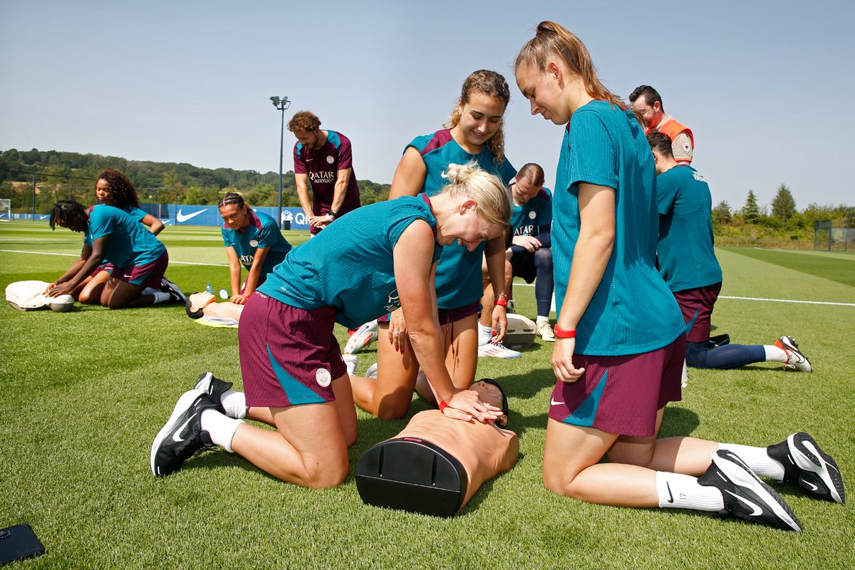 PSG_English's tweet image. 🦸🏻‍♂️🦸‍♀️ Not all heroes wear capes! PSG players learned to save a life as part of the #GetTrainedSaveLives campaign.  

🤝 The initiative is a joint collaboration with @ERC_resus, supported by @ECAEurope.  

🔗 Get trained too at: get-trained.com