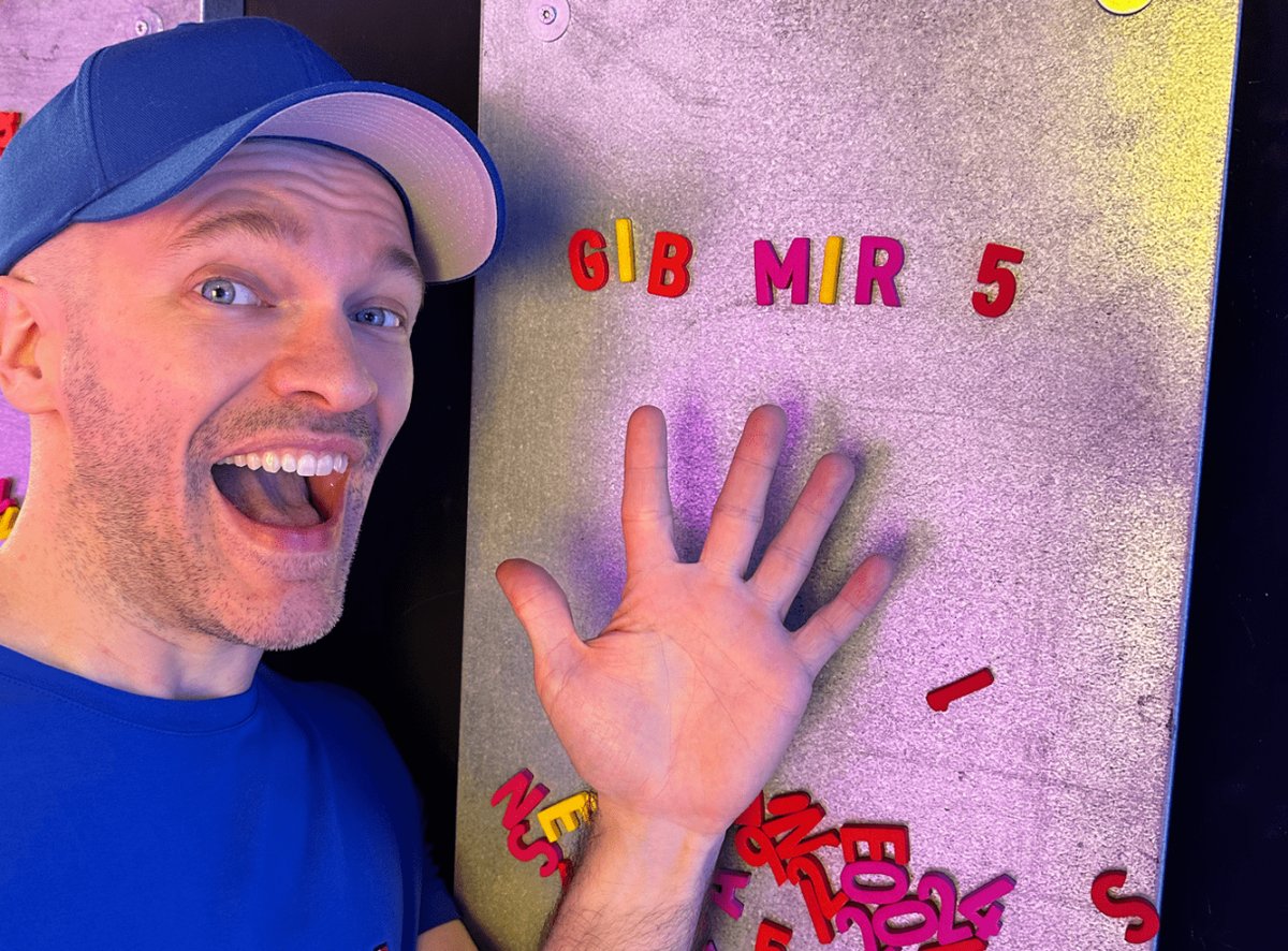 Oh Gott, wie veröffentlich man einen Song eigentlich? Weiß das jemand? 😱 Soweit ich weiß: Für 💸 als Künstler und Urheber bei GVL und GEMA anmelden, Song über Dienste wie Recordjet oder Distrokid publizieren ggf. eine Promotion-Agentur anheuern und Ads schalten. Anything else?