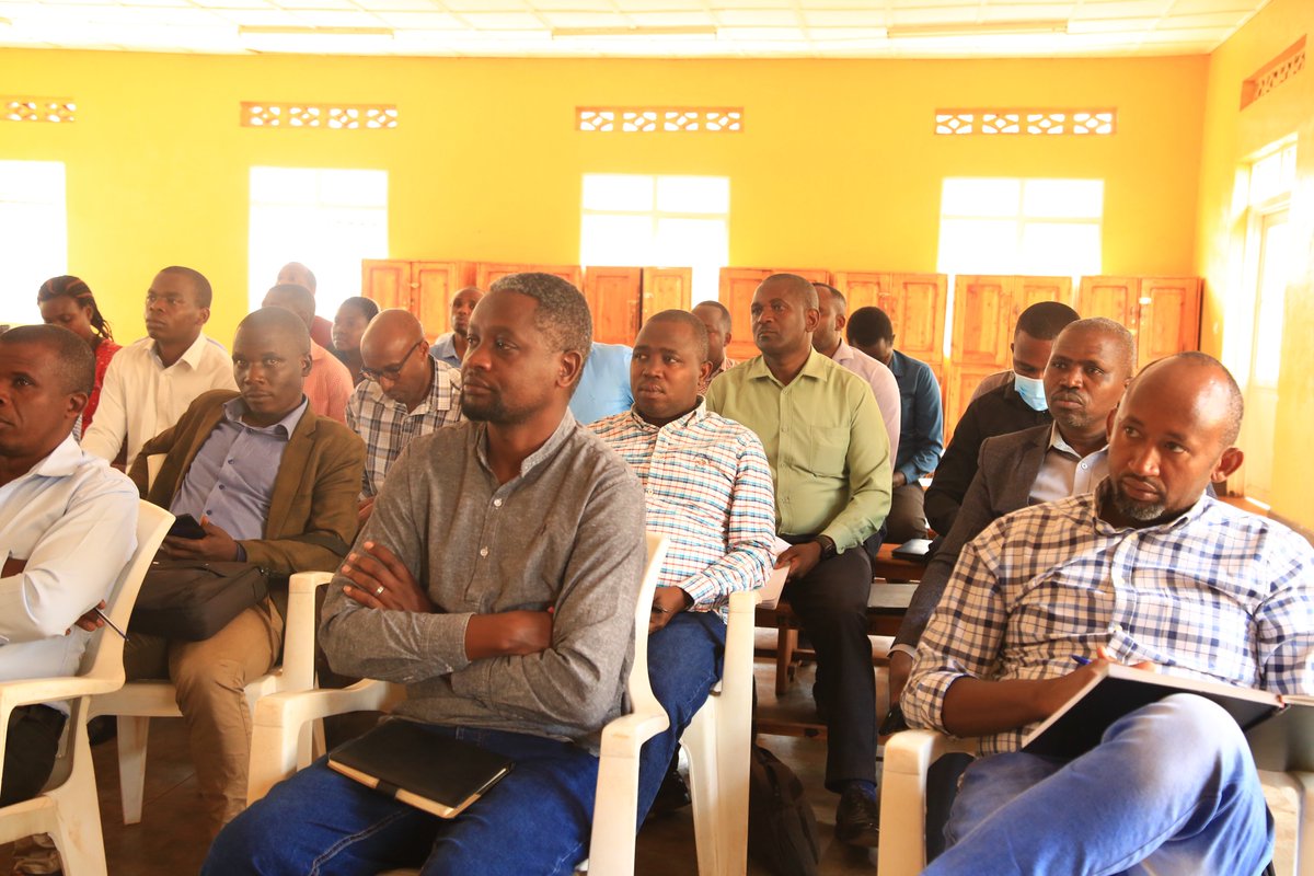 MwalimuSacco's tweet photo. Uyu munsi tariki 09/08/2024, ubukangurambaga bugamije gusobanurira abanyamuryango serivisi n'imikorere bya @MwalimuSacco bukomereje mu turere twa @KireheDistrict na @NgomaDistrict. Mu @KireheDistrict ubu bukangurambaga bwahuje abanyamuryango basa ijana na cumi.

#serviceawareness https://t.co/C0S1kbo6lR