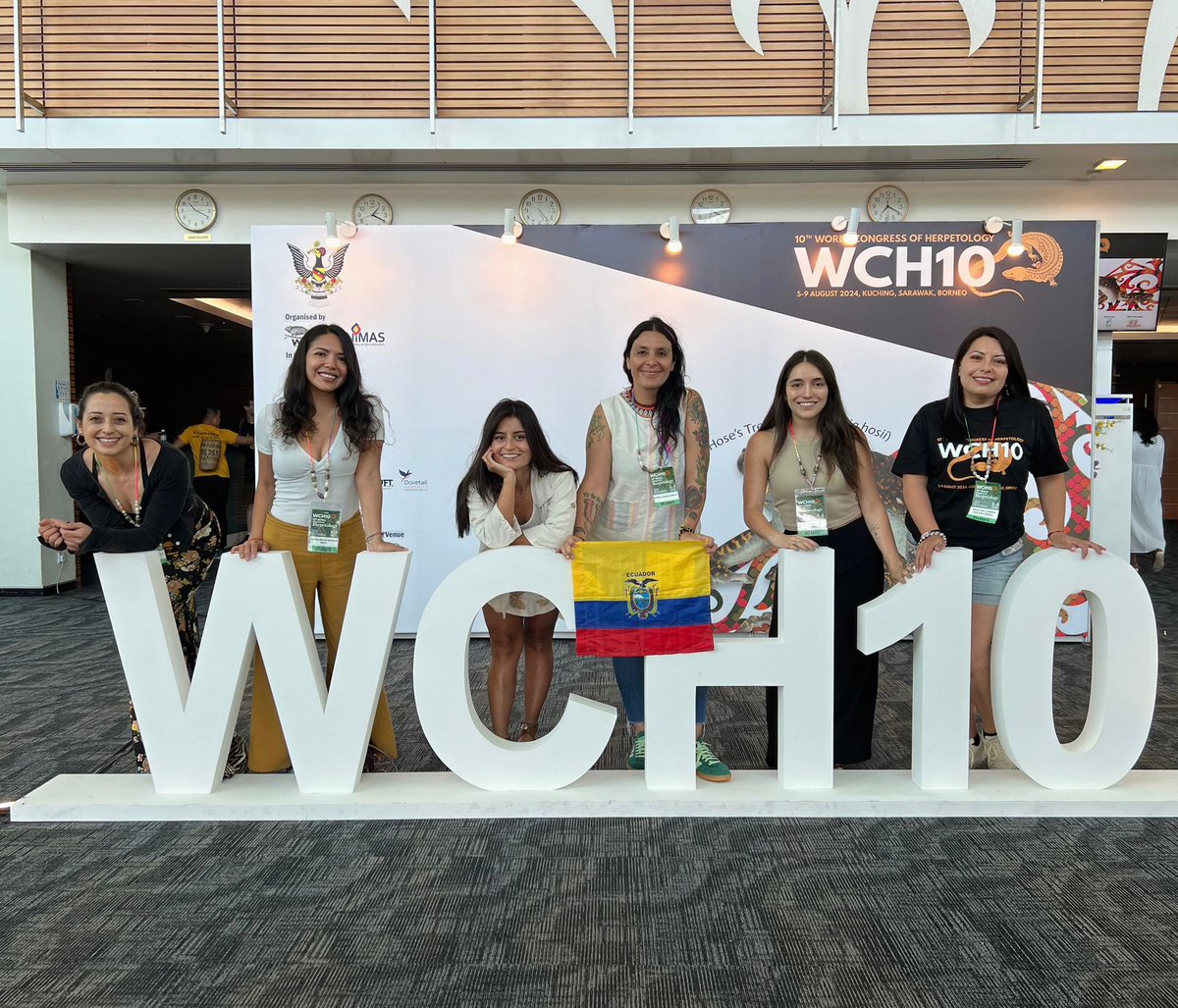 The Ecuadorian team in the World Congress of Herpetology! Women working on evolutionary biology, behavior, ecology, systematics, conservation.. always pouring our hearts out to represent our small, megadiverse country! 🇪🇨 #WCH10 #WomeninSTEM #latinasinSTEM #cientificasEcuador