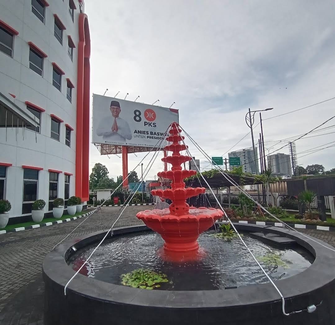 gatse8's tweet photo. Tidak ada satupun kantor partai tingkat pusat yang didepannya memasang foto Anies Baswedan segede gaban gini kecuali PKS. Tapi, dalam urusan Pilkada ini, tidak ada barang semenitpun Anies Baswedan datang ke PKS untuk menyatakan siap berjuang bersama di Jakarta https://t.co/LO65OHNPeD