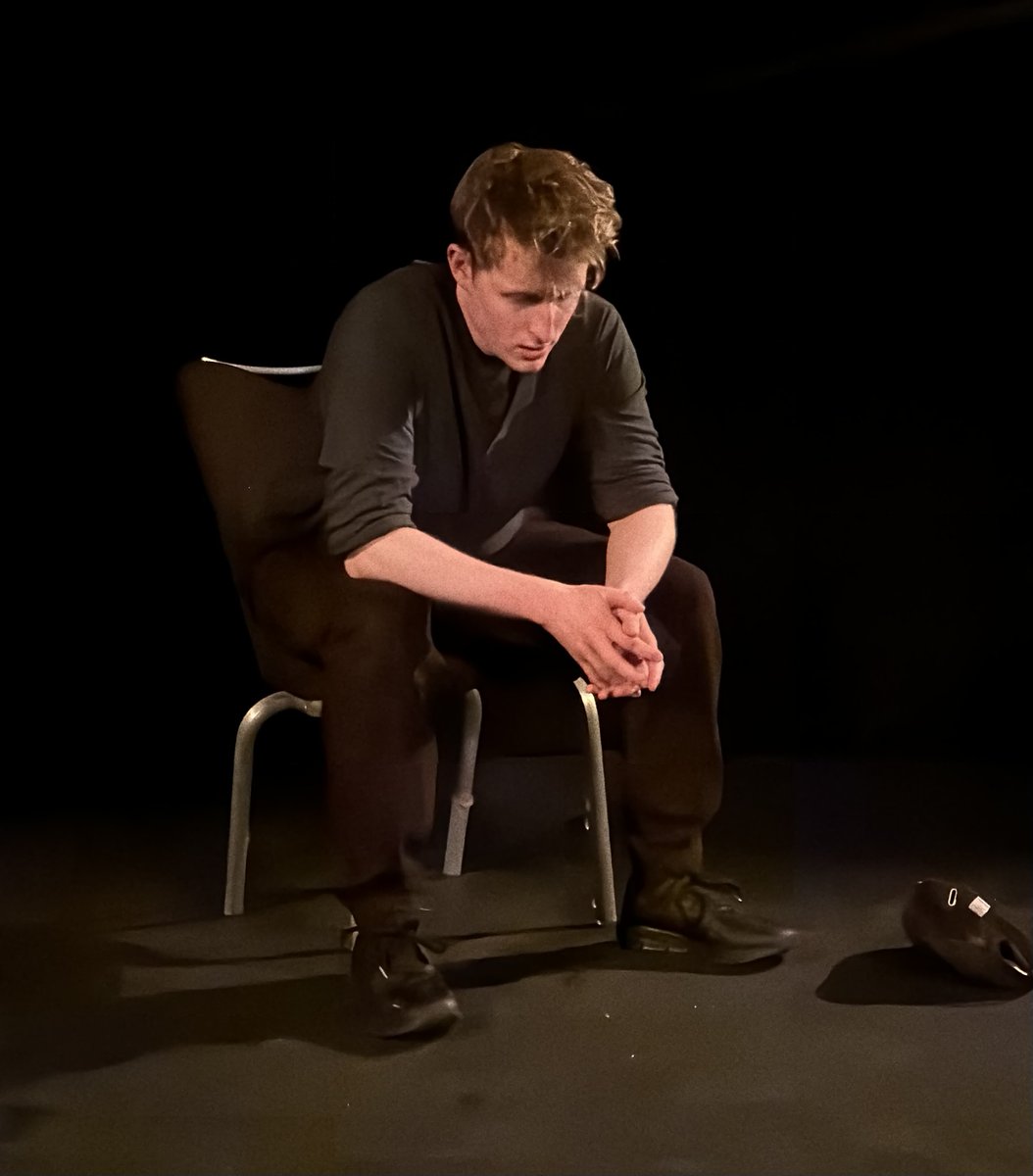 We love the acclaim from The Scotsman for our brilliant actor @CraigkBarclay !  🎭
“Barclay’s subtly virtuosic performance lends this a pacy veneer of realism” in "Tony Voller's nightmarish cyber noir."
tickets.edfringe.com/whats-on/addict
#edfringe2024 #edfringe #EdinburghFringe