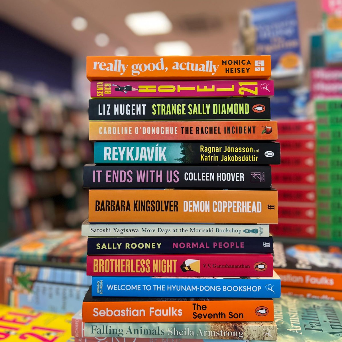 DubrayBooks's tweet image. Happy Friday✨

It sure is paperback season at our shops. You can also find this selection online!
@lizzienugent @Sheela_no_gig #SentaRich #BarbaraKingsolver #SallyRooney @SebastianFaulks #CarolineODonoghue #HwangBoreum #SatoshiYagisawa and many more!

dubraybooks.ie/pp/summer-pape…