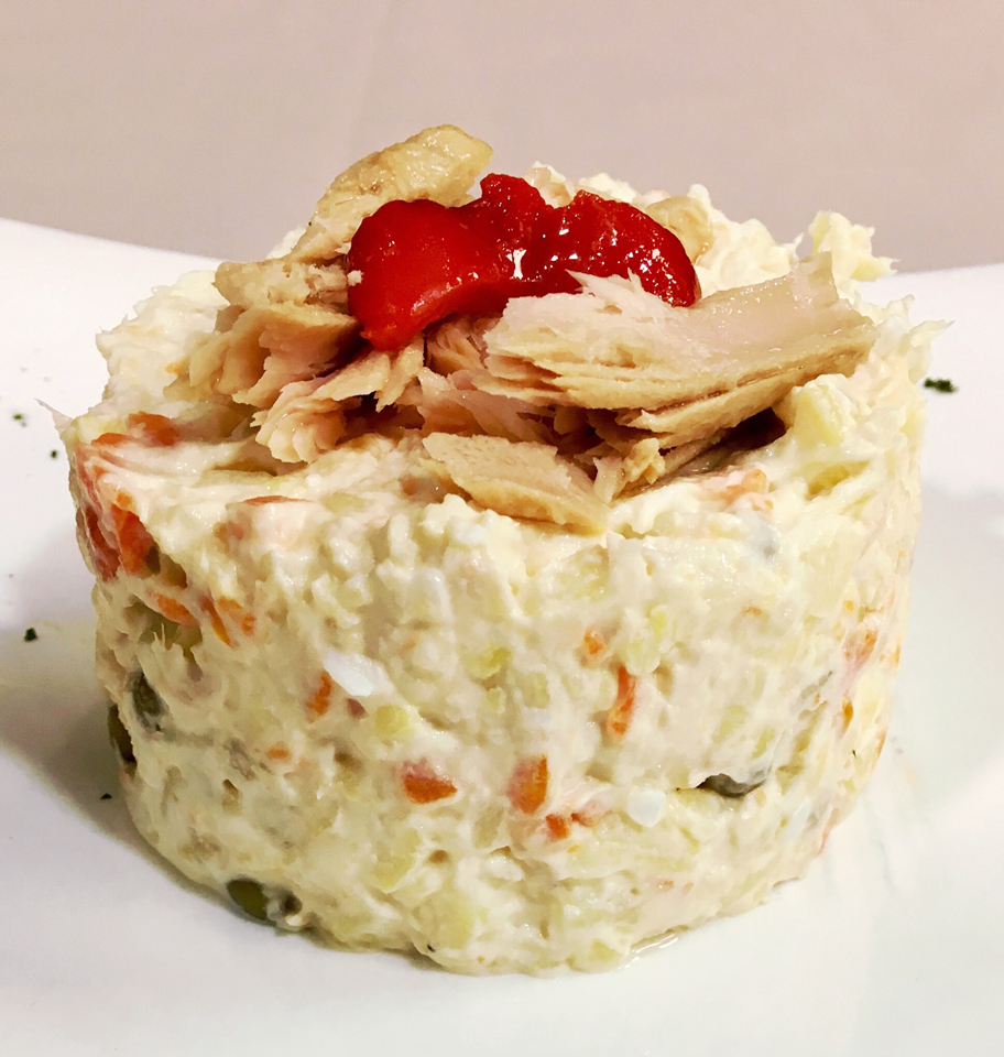 Con este calor, nada mejor que una ensaladilla rusa y un vino blanco frío en Restaurante El Oso. 🍷✨ ¡Ven y disfruta! #RestauranteElOso #VeranoDelicioso #EnsaladillaRusa