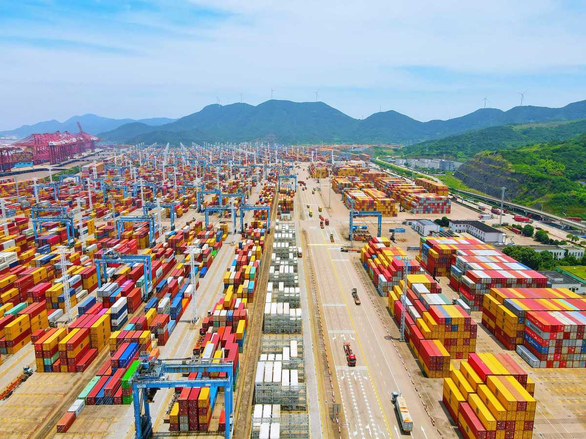 HAISHULOU's tweet image. Despite the intense heat at Ningbo’s container port, Customs officers push through sweat and high temperatures to carry out thorough inspections. Their resilience highlights the challenging yet essential nature of their work. (Source from Yongpai )#CustomsWork #Ningbo #HeatWave