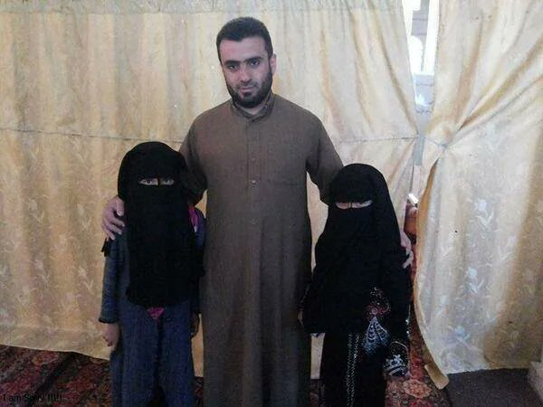 OpaHenk62's tweet photo. Maar volgens @a_lahlah is het dragen van een #niqab nog steeds een #vijwillige keuze....??

BTW, is het nou een #tweeling....?? https://t.co/aEsF5Meuae