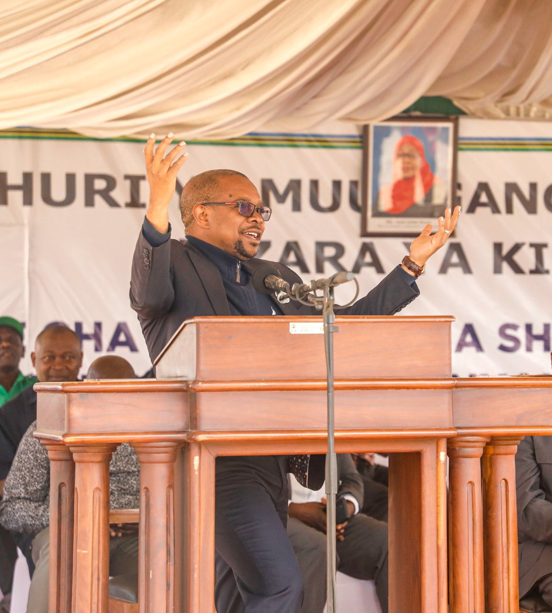 Waziri wa Nchi Ofisi ya Waziri Mkuu-Kazi, Vijana, Ajira na Wenye Ulemavu Mhe. Ridhiwani Kikwete ameshangazwa na ukubwa wa ng'ombe waliopo kwenye ranchi ya Kitulo mkoani Njombe, Agosti 8, 2024 jijini Mbeya.