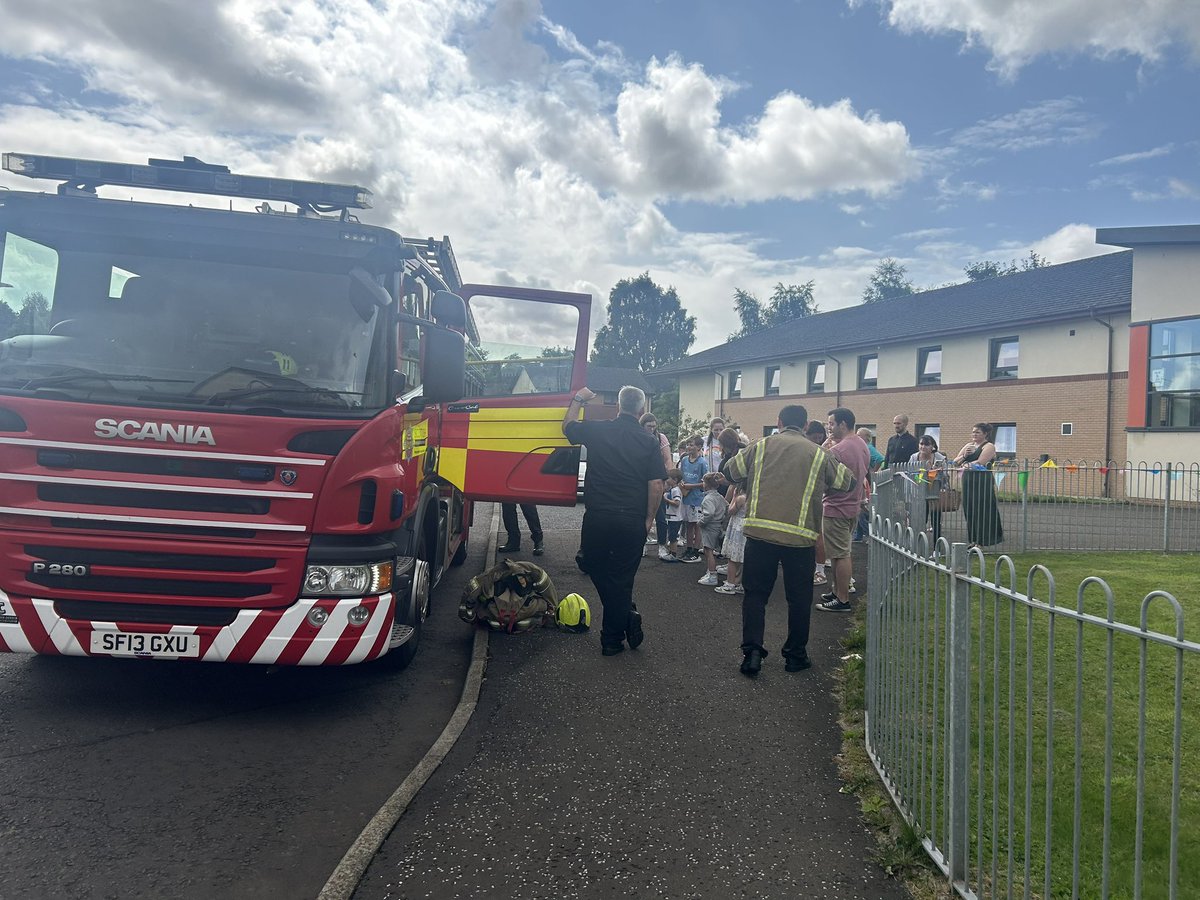TodholmPs's tweet image. What a super community event with The ELCC and all our friends at Hunterhill Care Home last week, the Summer was feeling too long without them! #intergenerational #community #beststaffteam