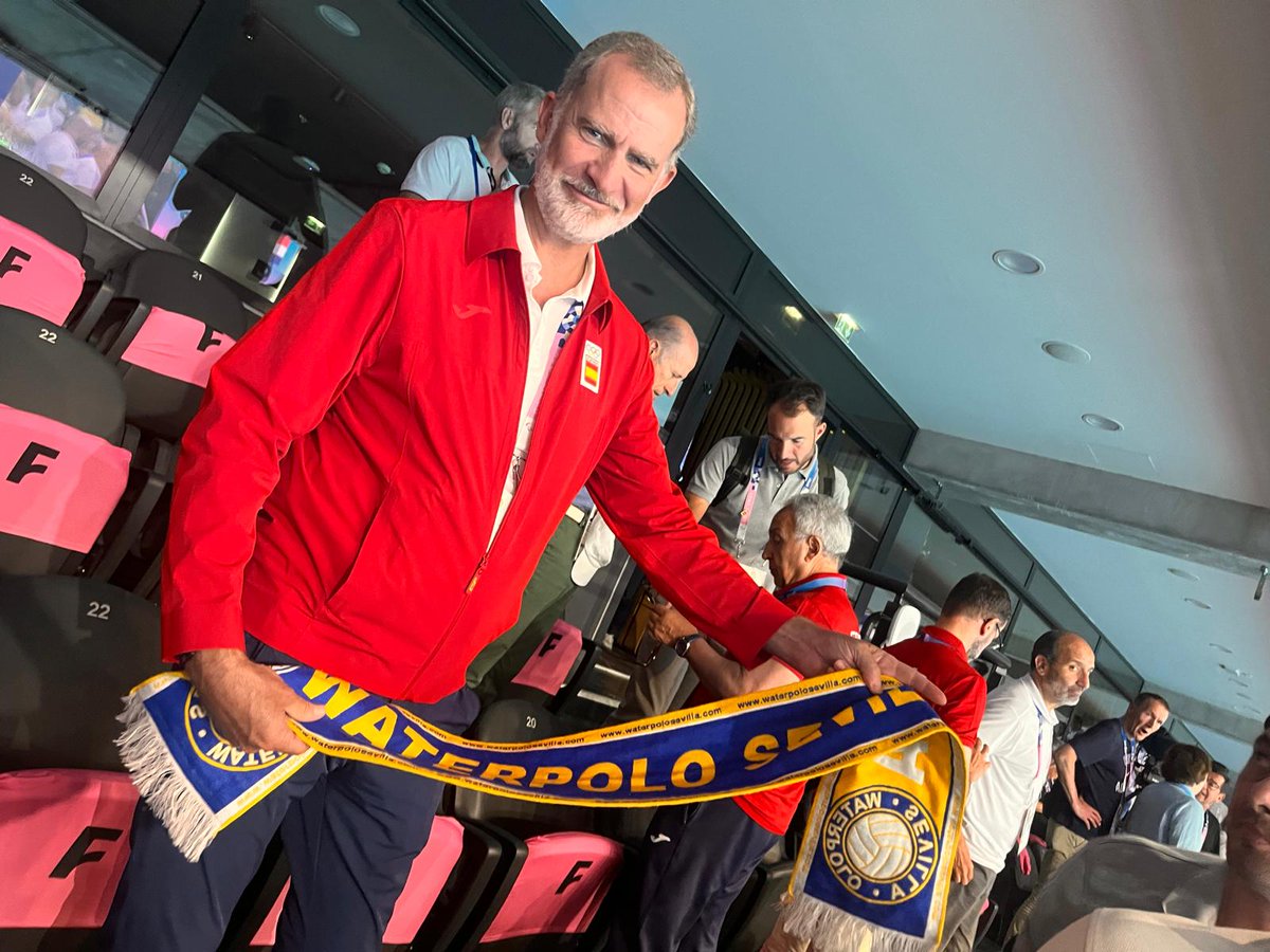 cw_sevilla's tweet photo. El Rey con el banderín del Club Waterpolo Sevilla 

@IMDSevilla
@Ayto_Sevilla
@DeporteAND
@surdigraf
@CDialoga
@ubagogroupmare
@MovilGym
@RFEN_Oficial
@fanatacion 
@acelitesevilla
@RemsaCentral
@LibreriaFalla
@somoslacaseta
@muchodeportecom https://t.co/o8J3PveMMw
