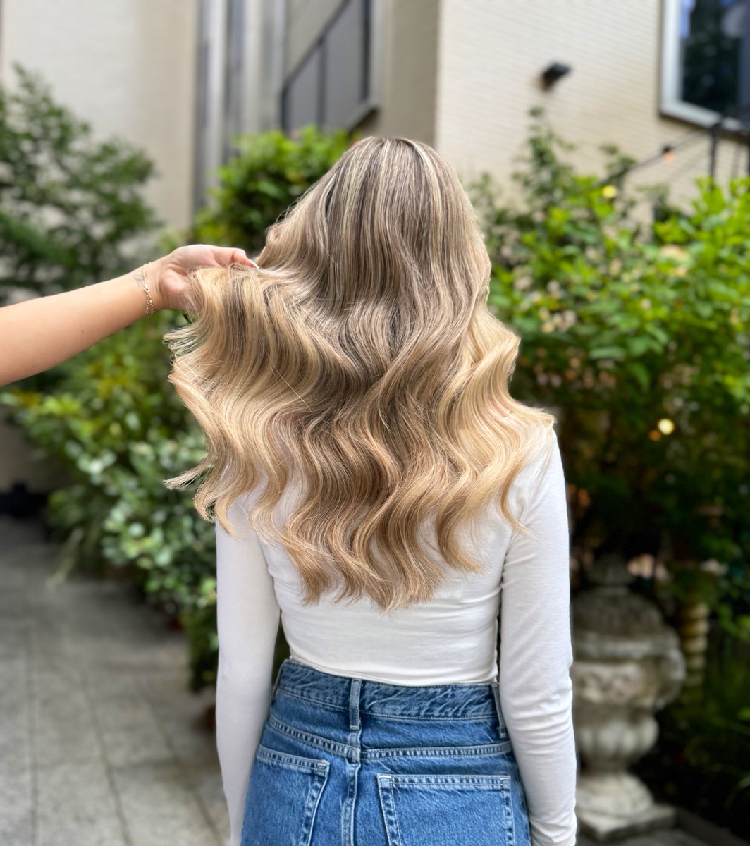 vixenandblush's tweet image. Having hair like this— will fix all your problems 😌

Gorgeous blonde beaut created by #HanWVixen using 18” #microringextensions in the shades C16 and W15 

#hairextensionslondon
#hairextensionssalon 
#hairextensions
#hairtransformation 
#hairbeforeandafter
#hairgoals